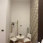 Domus Luigi Leone 2 Bed and Breakfast Νάπολη