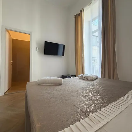 Bed & Breakfast Domus Luigi Leone 2 3*