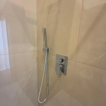 Domus Luigi Leone 2 3*
