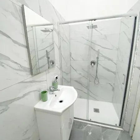 Domus Luigi Leone 2 Bed and Breakfast Νάπολη