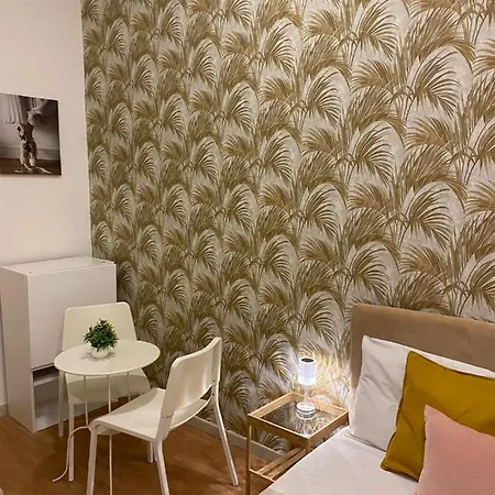 Domus Luigi Leone 2 Bed & Breakfast