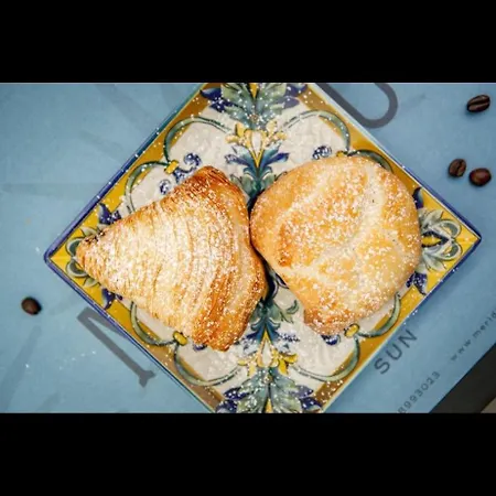 Domus Luigi Leone 2 3* ナポリ