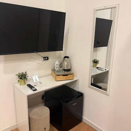 Domus Luigi Leone 2 ベッド・アンド・ブレックファスト 3*