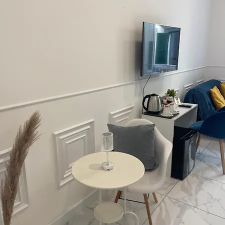 Domus Luigi Leone 2 3* ナポリ