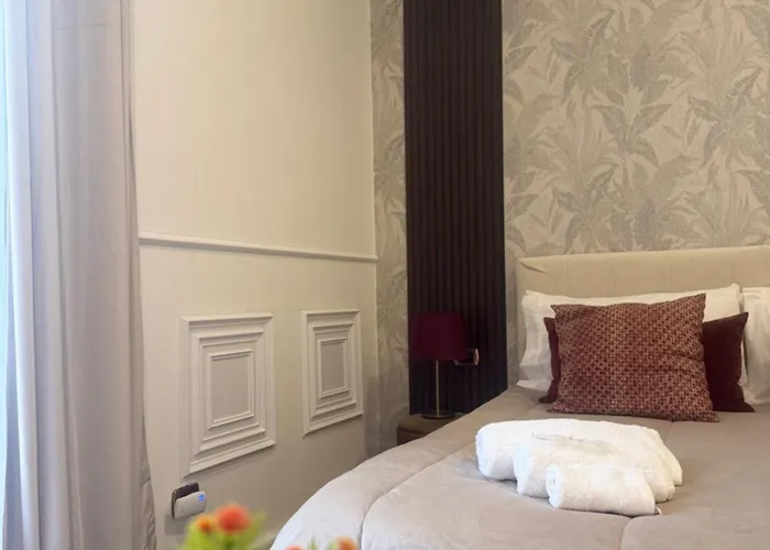 Domus Luigi Leone 2 Bed and Breakfast 3*
